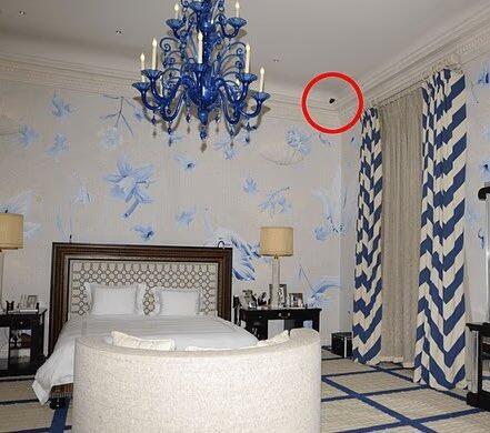 A view of Jeffrey Epstein’s bedroom, with a security camera circled in red, as seen in a photo released by the U.S. Department of Justice. The Daily Mail described the device as a 'hidden camera' מצלמה בחדר שינה של אפשטיין באחוזתו ב ניו יורק מנהטן צילום שנחשף כחלק מפרסום מסמכי תיקי אפשטיין