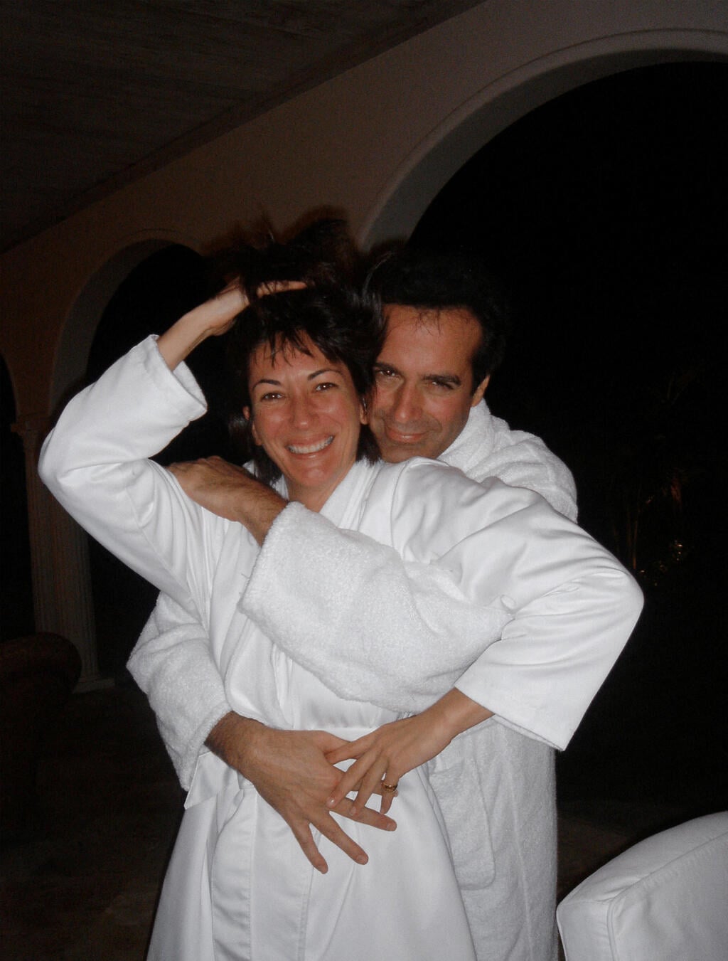 Ghislaine Maxwell embraces illusionist David Copperfield in a bathrobe in an undated photo included in the Justice Department’s release (Photo: U.S. Justice Department/Handout via REUTERS) מסמכי תיקי אפשטיין הקוסם דייוויד קופרפילד עם גיליין מקסוול