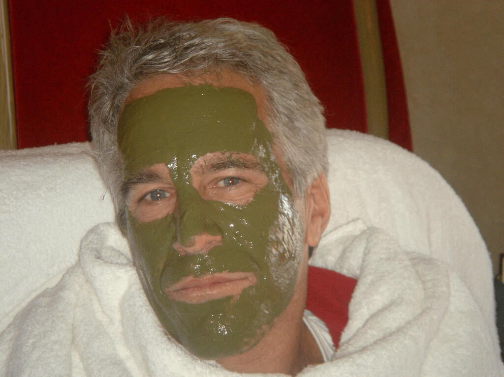 Jeffrey Epstein is seen with a green facial mask in an undated photo released in the latest batch of images from the U.S. Justice Department (Photo: U.S. Justice Department/Handout via REUTERS) מסמכי תיקי אפשטיין
