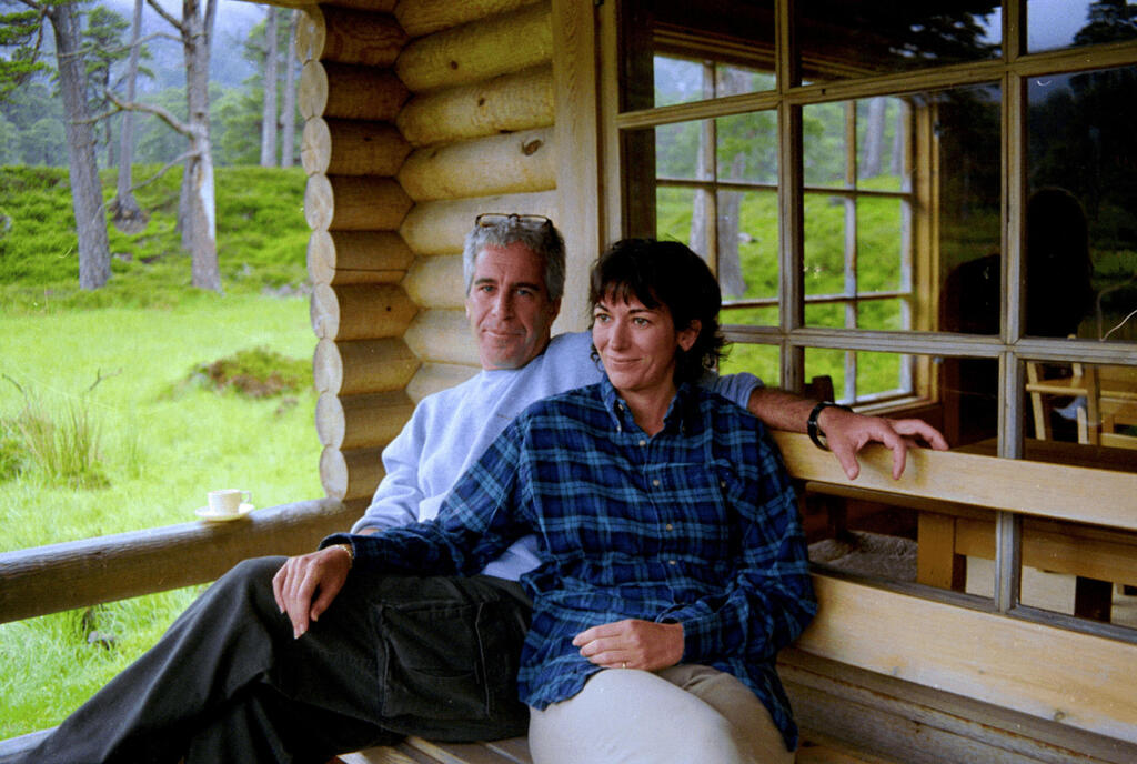 Jeffrey Epstein and Ghislaine Maxwell sit together in an undated photo released by the U.S. Department of Justice. Maxwell is currently serving a 20-year prison sentence (Photo: U.S. Justice Department/Handout via REUTERS) אפשטיין לצד גיליין מקסוול בצילום שפורסם כחלק מחשיפת תיקי מסמכי אפשטיין
