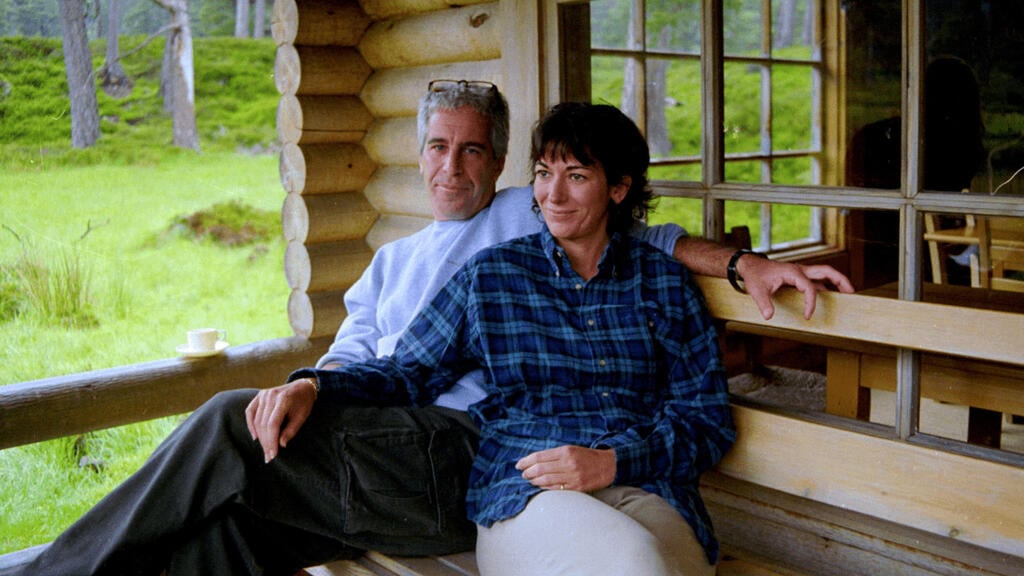 Epstein with Ghislaine Maxwell, the ‘madam’ who recruited underage girls (Photo: U.S. Justice Department/Handout via REUTERS) אפשטיין לצד גיליין מקסוול בצילום שפורסם כחלק מחשיפת תיקי מסמכי אפשטיין
