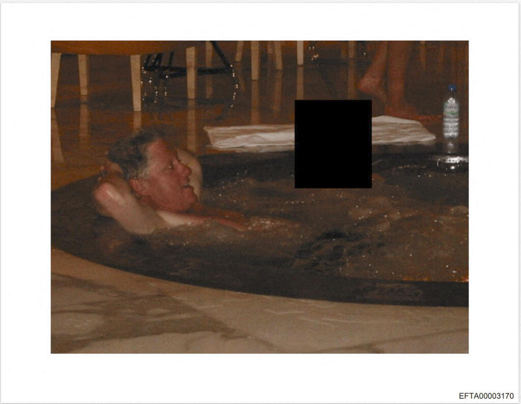 Former President Bill Clinton relaxes in a jacuzzi in an undated photo released by the U.S. Department of Justice. A black box obscures the identity of another person in the image (Photo: AFP PHOTO / US Department of Justice) ביל קלינטון ב ג'קוזי בתמונה שפורסמה כחלק ממסמכי תיקי אפשטיין