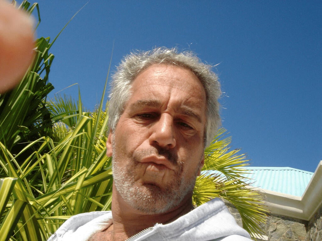 effrey Epstein takes a selfie in an undated image released by the U.S. Department of Justice (Photo: U.S. Justice Department/Handout via REUTERS) מסמכי תיקי אפשטיין