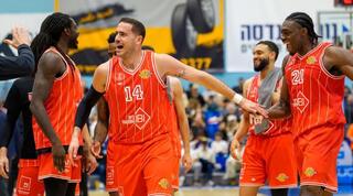 שחקני הפועל תל אביב בטירוף