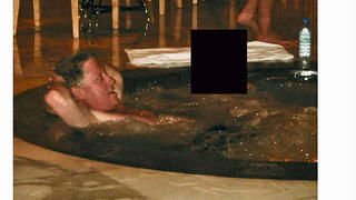 משתכשך לצד קורבן? קלינטון