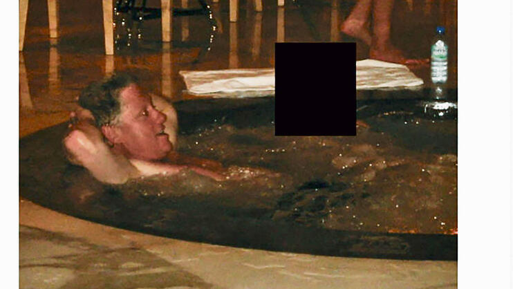 משתכשך לצד קורבן? קלינטון