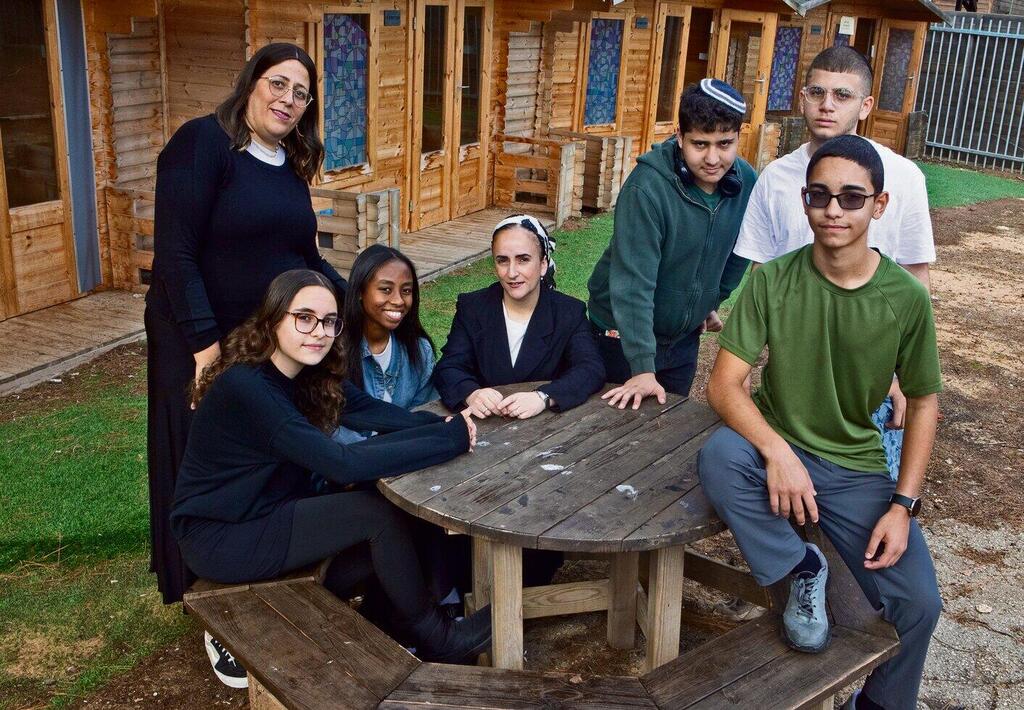 "יודעים שיש גב ותמיכה". תיכון יש"י בחדרה (גיל נחושתן) "יודעים שיש גב ותמיכה". תיכון יש"י בחדרה