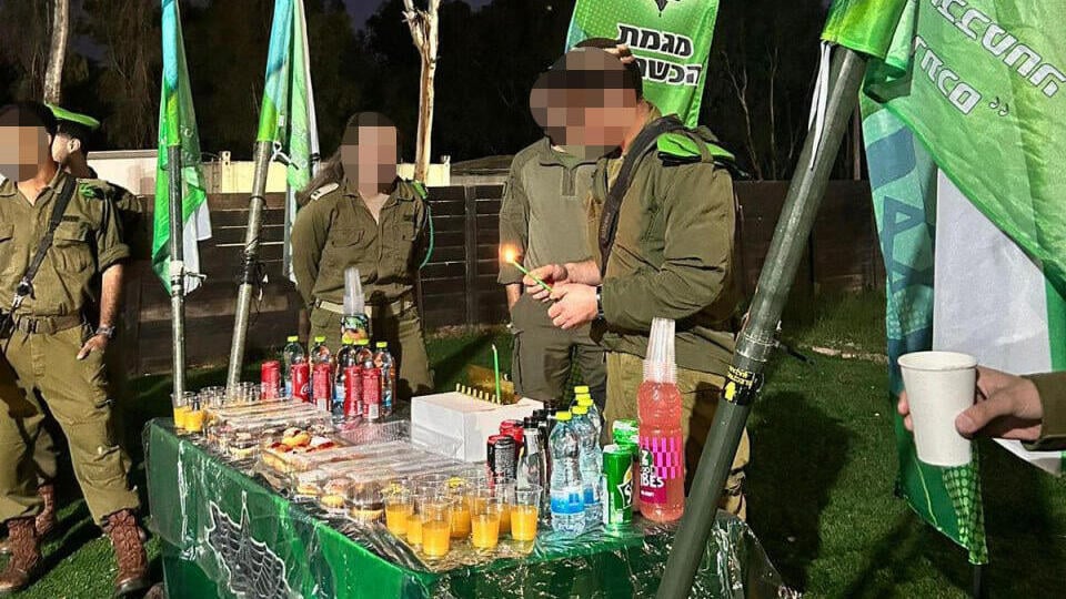 Lt. Col. S. lit candles with the battalion’s fighters הדלקת נר בבית הספר להכשרת הלוחמים, סיירת נח״ל