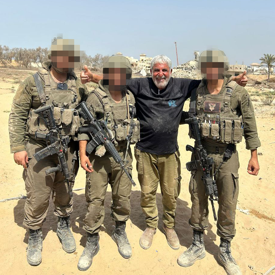 Hertzel Rahamim alongside IDF soldiers in the Gaza Strip (Photo: Courtesy) הרצל רחמים לצד לוחמי צה"ל ברצועת עזה