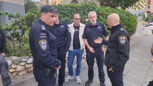 חשד לניסיון רצח והתאבדות בבת ים: אישה במצב אנוש, גבר אותר מת בכביש - לצד סכין