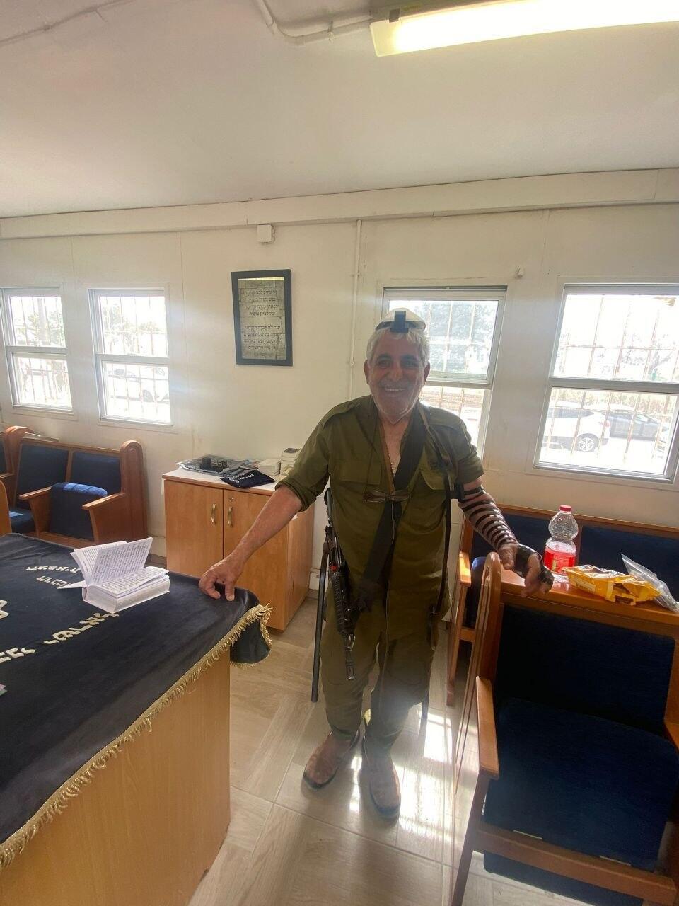 Hertzel Rahamim doesn’t skip prayer during reserve duty (Photo: Courtesy) הרצל רחמים לא מוותר על תפילה במילואים