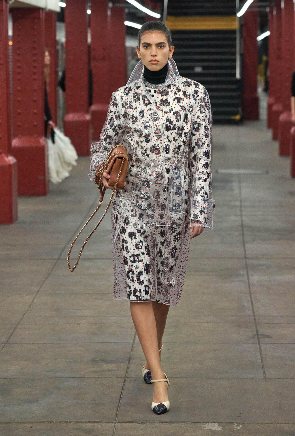סאן מזרחי בתצוגת אופנה של שאנל ברכבת התחתית בניו יורק, 2025
