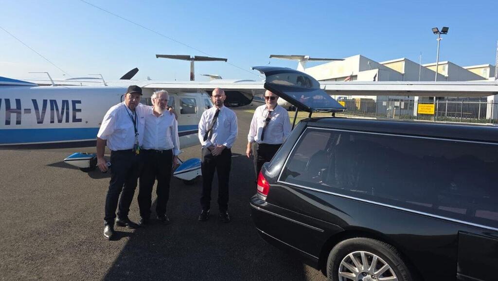 Moshe Gordon (second from the left) at the airport משה גורדון