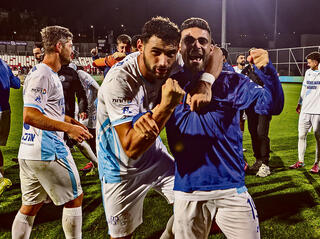 שחקני טבריה חוגגים את הסנסציה של העונה | צילומים: גיל נחושתן