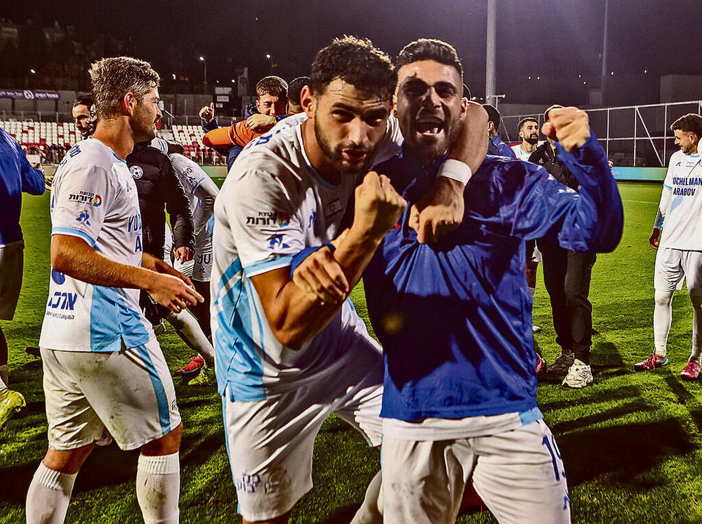 שחקני טבריה חוגגים את הסנסציה של העונה | צילומים: גיל נחושתן