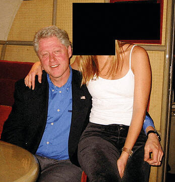 קלינטון באחת מהתמונות שנחשפו במסמכי ג'פרי אפשטיין (U.S. Justice Department, via REUTERS) קלינטון באחת מהתמונות שנחשפו במסמכי ג'פרי אפשטיין