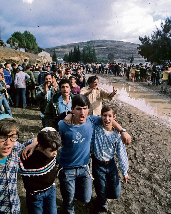 Celebrating in Sebastia after the eighth settlement attempt. Hanukkah, 1975 (Photo: David Rubinger) חוגגים בסבסטיה, אחרי ניסיון העלייה השמיני
