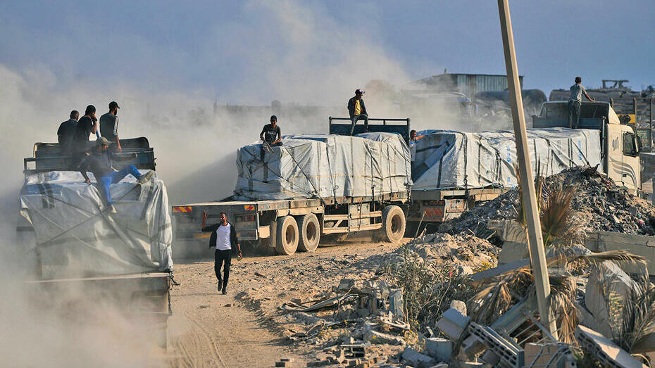 קופת האוצר של חמאס מתאוששת, בחסות אלפי המשאיות שנכנסות מדי שבוע (Jehad Alshrafi, AP) קופת האוצר של חמאס מתאוששת, בחסות אלפי המשאיות שנכנסות מדי שבוע