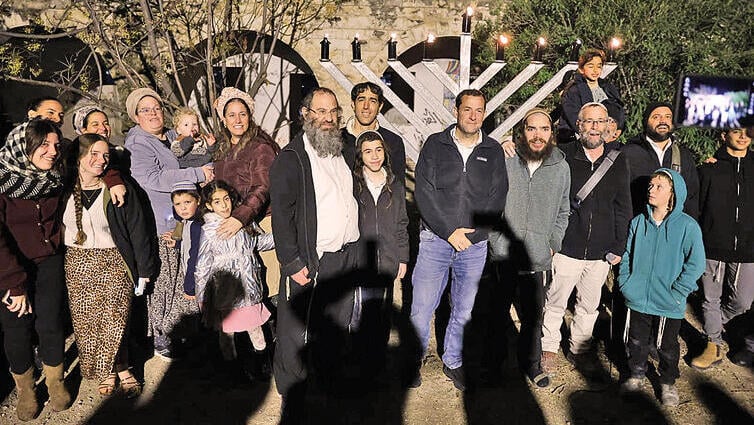 The Sa Nur settlement group lights the eighth Hanukkah candle (צילום: הלל בן אור) גרעין שא־נור מדליק נר שמיני של חנוכה, אמש