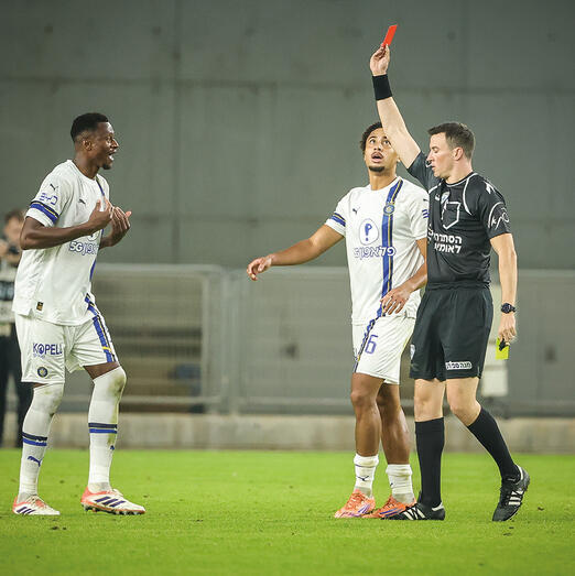 חסר אחריות. קמארה רואה צהוב שני ומורחק 