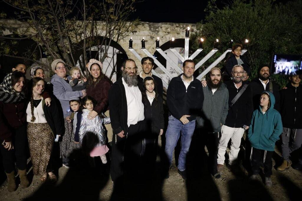 Samaria Regional Council head Yossi Dagan at a Hanukkah candlelighting in Sa-Nur (Photo: Samaria Regional Council) הדלקת נרות בשא-נור
