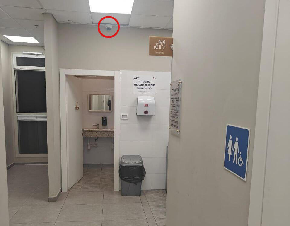 מצלמת האבטחה סמוך לשירותי הנשים. הבהרה: המצלמות מוקמו בנקודות שונות ברחבי הבניין כולו לשם אבטחת המסדרונות מצלמות האבטחה סמוך לשירותי הנשים