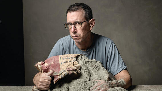 עולם ותפיסת עולם מלאים. גברון | צילום: יונתן בלום