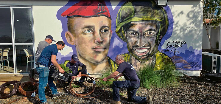 גינה לזכרם של רס"ן חן בוכריס ורס"ן אריאל בן משה ז"ל | צילום: חברת נטפים