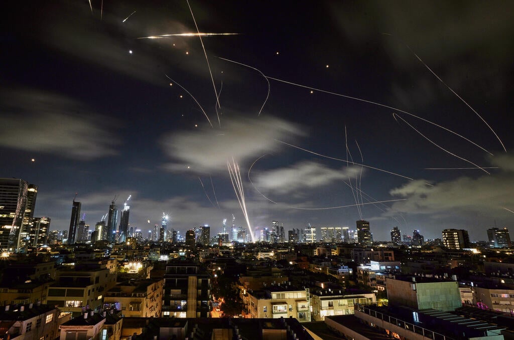 Air defenses activiated over Tel Aviv (Photo: Leo Correa/AP) Air defenses activiated over Tel Aviv