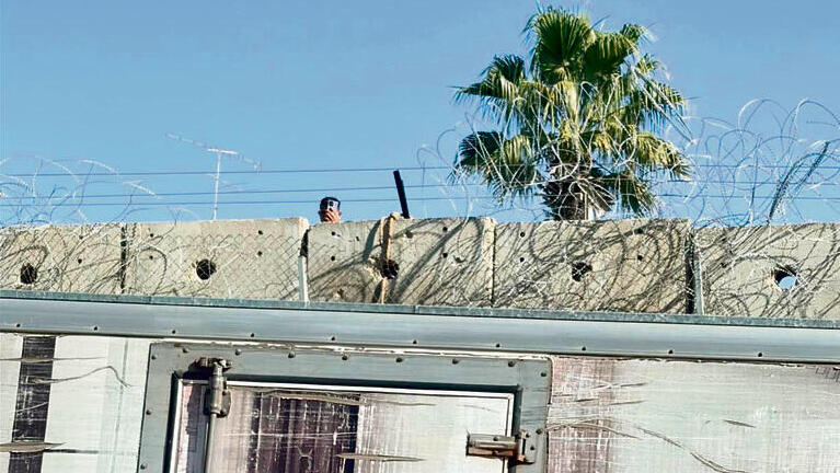 גדר התיל מעל החומה נחתך