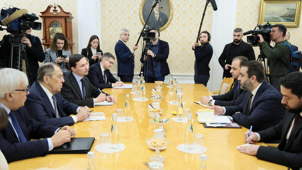 Syrian Foreign Minister Asaad al-Shaibani met with his Russian counterpart, Sergey Lavrov (Photo: Russian Foreign Ministry/Handout via Reuters) אסעד א שיבאני שר החוץ של סוריה ו סרגיי לברוב מפגש מוסקבה רוסיה