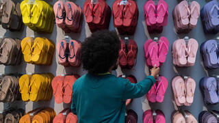 הימין בברזיל מחרים את Havaianas: "כבר לא סמל לאומי, כפכפים של השמאל"