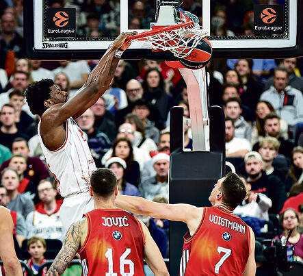 אוטורו מטביע בכל הכוח, אתמול בגרמניה