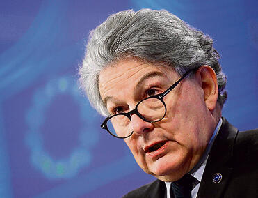 נשאר בחוץ. ברטון