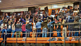 עם הגב למליאה. מחאת משפחות "מועצת אוקטובר"