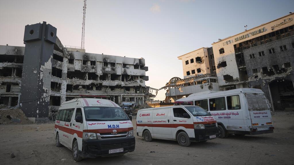 Shifa Hospital in Gaza (Photo: Jehad Alshrafi/AP) בית החולים שיפא אחרי שנפגע במלחמה
