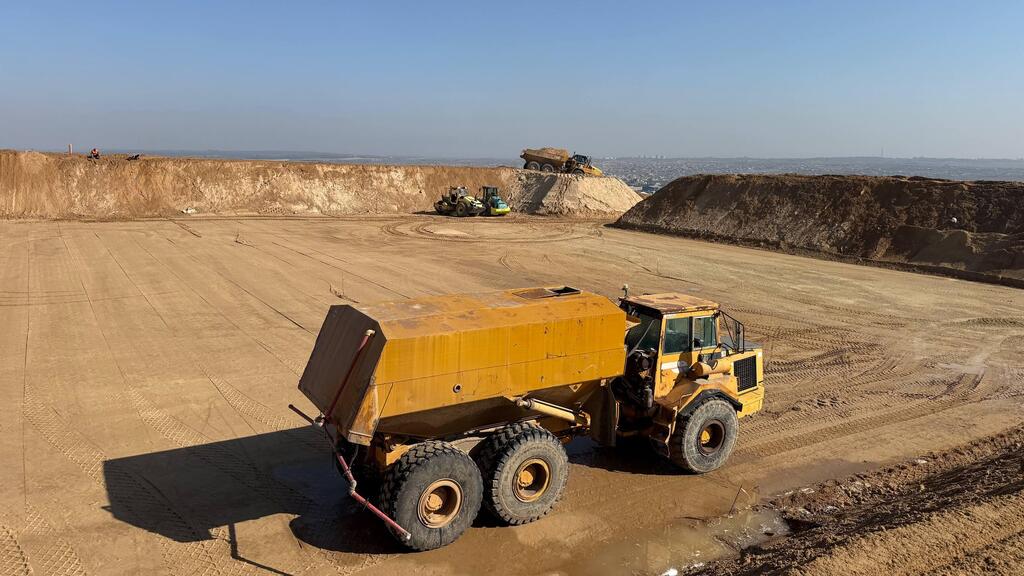 Engineering forces are working intensively to establish outposts along the ridge (Photo: Roni Green Shaulov) הכתב רוני גרין שאולוב בסיור בעזה עם מח"ט צפונית