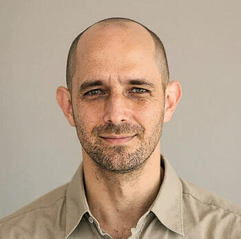 ד"ר ארי אחיעז: "אני רואה הרבה צעירים שמגיעים ללמוד על פיננסים מיד אחרי הצבא, יש היום  לצעירים יותר ידע פיננסי מהמבוגרים. זה מעודד, אבל כשרבים מהם מקבלים את החינוך מהרשתות  החברתיות, זו גם בעיה" | צילום: יחסי ציבור