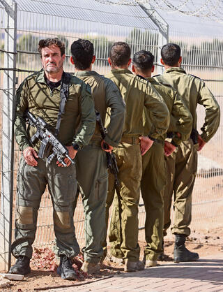 ארבעת הקצינים עם הרבש"ץ קפלן. " 7 באוקטובר שלנו התחיל בסוף כיתה י"ב" | צילום: גדי קבלו