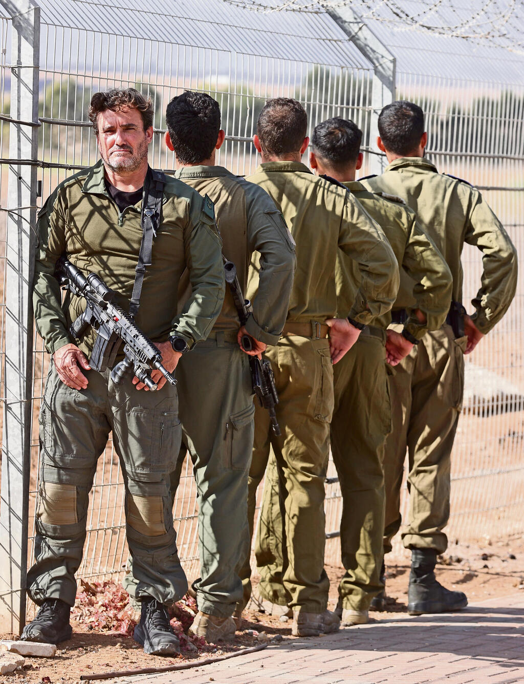 ארבעת הקצינים עם הרבש"ץ קפלן. " 7 באוקטובר שלנו התחיל בסוף כיתה י"ב" | צילום: גדי קבלו