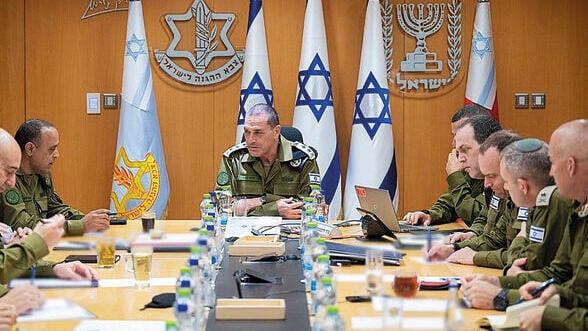 זמיר בפורום המטה הכללי. נזהר מלעורר עליו את חמתם של כ"ץ ונתניהו | צילום: דובר צה"ל