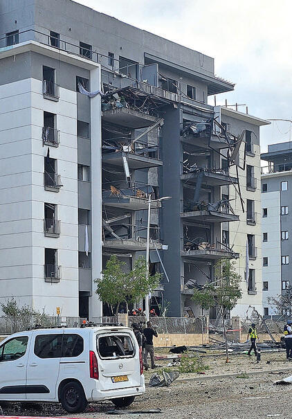 פגיעת הטיל האיראני בבית החולים סורוקה  | צילום: מאיר אבן חיים