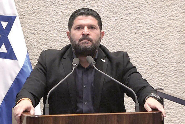 אלמוג כהן השבוע בכנסת. מישהו התלוצץ על חשבונו? | צילום: ערוץ הכנסת