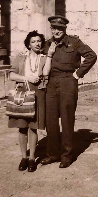 מרמרוש ואשתו בזמן שירותו בצבא הבריטי