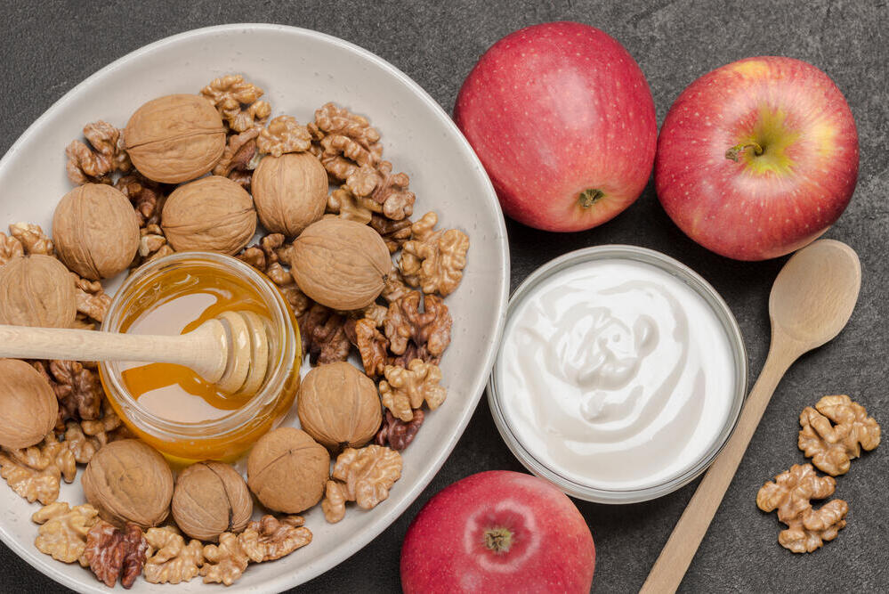 יוגורט תפוח ואגוזים