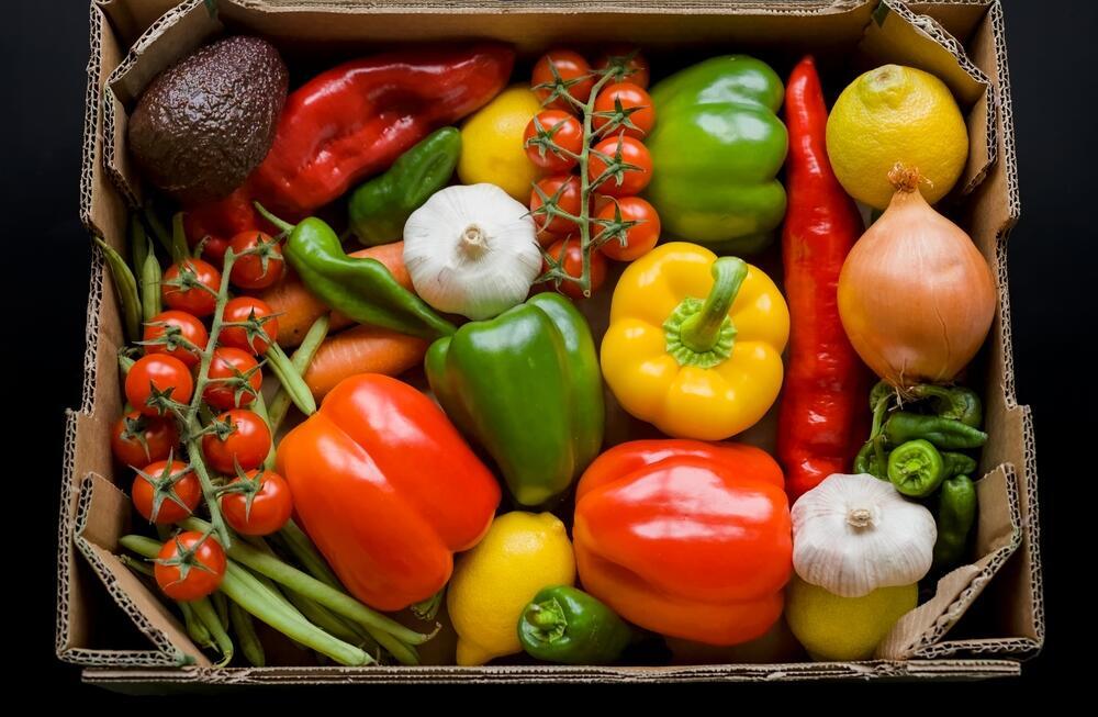 אבוקדו וירקות צבעוניים