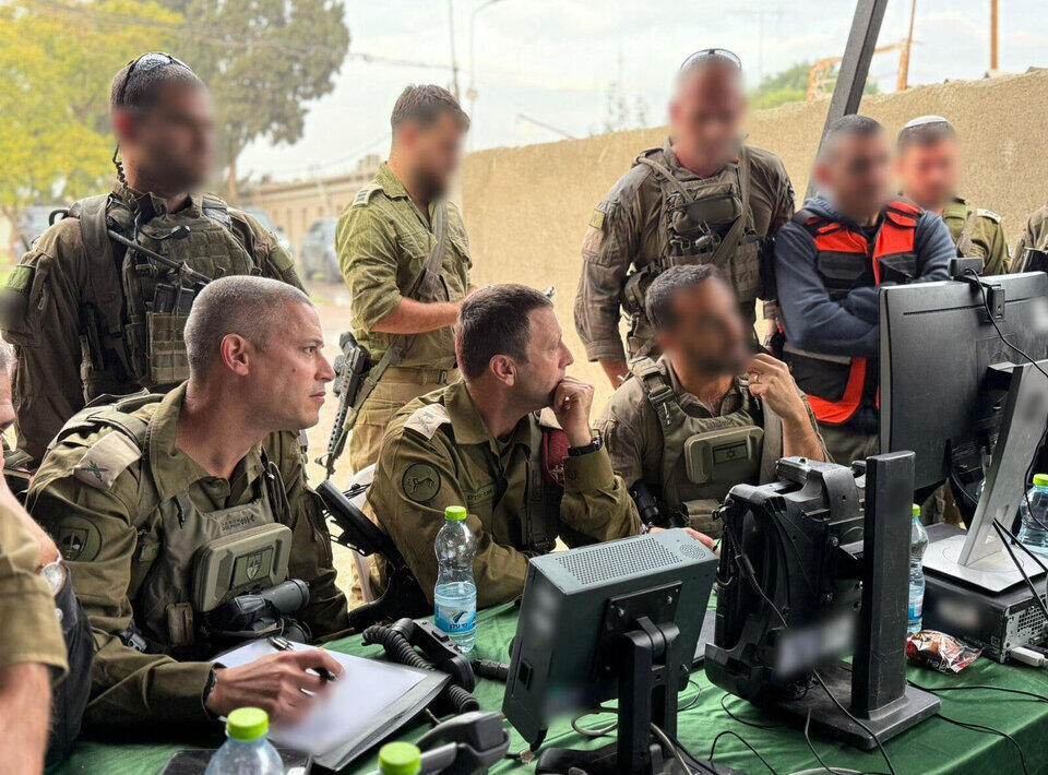 An operational assessment led by the commander of the West Bank Division following Friday’s attack (Photo: IDF) הערכת מצב בראשות מפקדת אוגדת איו"ש לאחר הפיגוע בשישי
