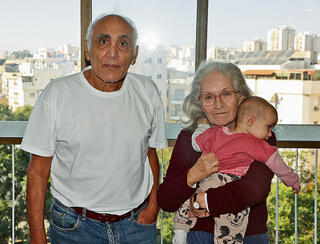 עדנה וידידיה שבתאי עם הנכדה שחולצה על ידי שוטרת