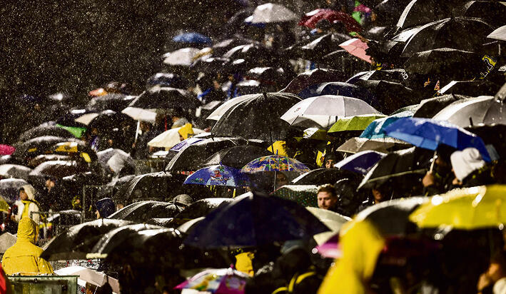 המטריות ביציע בנוף הגליל, אתמול | צילום: גיל נחושתן