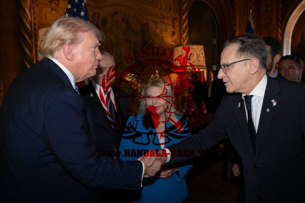 An image of Braverman with Trump, with Prime Minister Benjamin Netanyahu's and his wife Sara in the background, released by Iranian-linked hacker group Handala התמונות שנמצאו בטלפון של צחי ברוורמן לכאורה